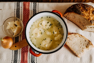 Mit főzzünk ma? (Dombra szökő leves /túrós pityókaleves/)