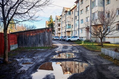 A Csernátoni úton lévő tömbházak felújítására az önrész nulláról húsz ­százalékra nőtt. A szerző felvétele