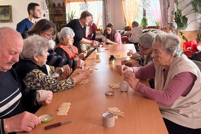 Az ellátás nem korlátozódik az alapvető szükségletekre, sokféle tevékenységet is szerveznek az idősotthon lakóinak. Fotó: Facebook/Zathureczky Berta Központ