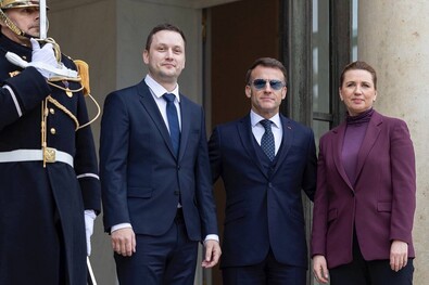 Emmanuel Macron francia államfő (középen) Mette Frederiksen dán és Jens Frederik Nielsen grönlandi miniszterelnökkel. Fotó: Facebook / Emmanuel Macron