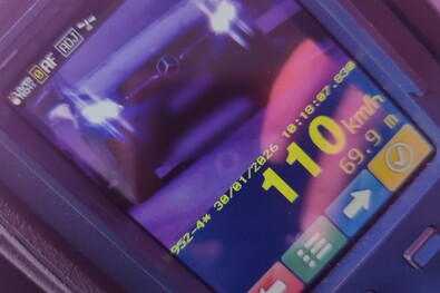 Településen 110 kilométeres sebességgel száguldott egy Mercedes. A Kovászna megyei rendőrség felvétele