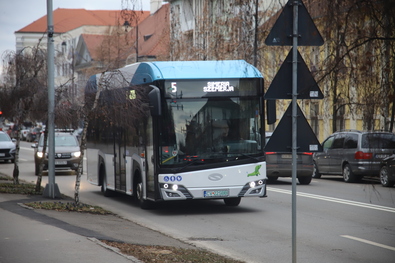 Elektromos busz Sepsiszentgyörgyön – a már meglévők mellé újabbak érkeznek. Fotó: Albert Levente