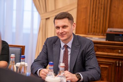Csak személyes jelenléttel