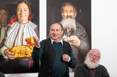 Ádám Gyula fotográfiáiról beszél kiállításának megnyitóján, mellette Sarány István. Fotó: Toró Attila