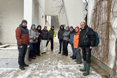 A tavalyi túra résztvevői az unitárius templom udvarán. Fotó: Nagy Norbert