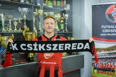 Kleinheisler László piros-fekete mezben bizonyíthat. Fotó: Facebook / FK Csíkszereda