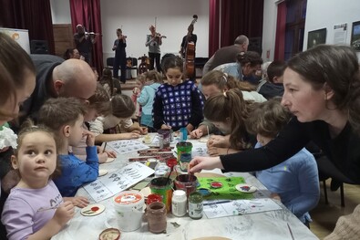 A gyermekek szüleikkel együtt kézműveskedtek. A szerző felvétele