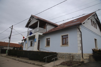 Jelképőrzők között