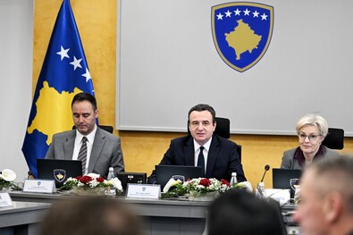 A miniszterelnök középen. Fotó. Facebook / Albin Kurti