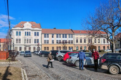 Kézdivásárhely főtere a városházával. Fotó: Bartos Lóránt