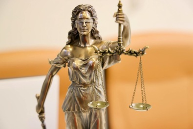 Ha Justitia megadja magát...