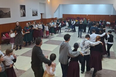 Táncház a magyar kultúra napján. Fotó: Facebook / Mikes Ármin Általános Iskola