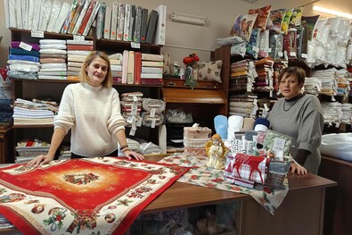 Gyulai Melinda és Menyhárt Edit a sepsiszentgyörgyi szaküzletben. A szerző felvétele