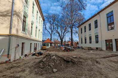 Az iskola főépülete jobbról, vele szemben a felújítás alatt álló B épület látható. Jelenleg még építőtelep az udvar. Bartos Lóránt felvételei