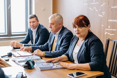 Gál Károly, Tamás Sándor és Kondor Ágota. Fotó: RMDSZ – Háromszéki Területi Szervezet