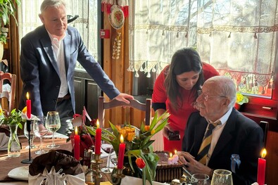 Gróf Kálnoky Farkas a családi ünneplésen, balról fia, Boris. Fotó: A Kálnoky család archívuma