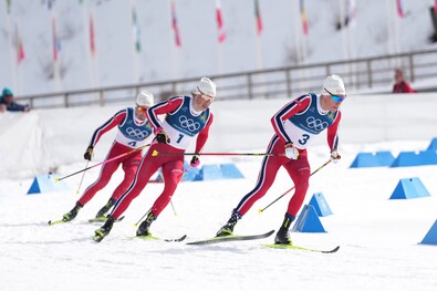 Johannes Hösflot Klaebo (középen), Martin Loewstroem Nyenget (jobbról) és Emil Iversen a férfi klasszikus stílusú 50 kilométeres sífutás élbolyában. Fotó: Agerpres / Xinhua / Meng Yongmin