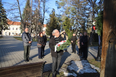 Török József koszorút helyez el a kommunizmus áldozatainak kopjafáján. Fotó: Albert Levente