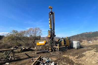 A megvalósíthatósági tanulmányhoz geotechnikai fúrásokat végeznek a majdani autópálya tervezett (ez esetben Bákó megyei) szakaszán. Fotó: Facebook / Compania Națională de Investiții Rutiere