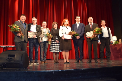 Az idei esztendő Tegyünk Kézdiszékért díjazottjai és méltatóik. Iochom István felvétele