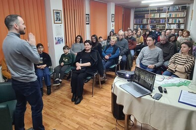 Karácsony Zsolt és a Tortoma Önképzőkör közönsége. Fotó: Demeter Zoltán