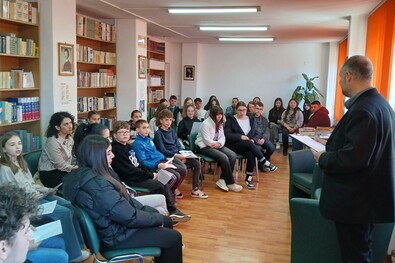 A résztvevők Lackfi János kortárs költő verseiből olvastak fel. A szerző felvétele