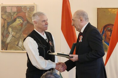 Tamás Sándor átveszi a kitüntetést Sulyok Tamástól. Fotó: Bartos Lóránt