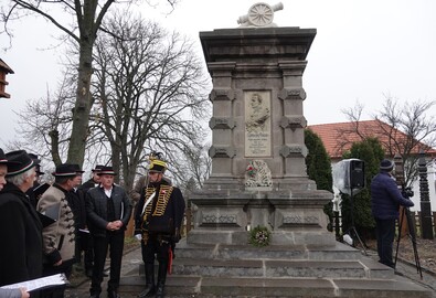 A kegyelet- és tiszteletadás kezdetei és nehézségei („Itt 1848-ban elesett vitézek hamvai nyugosznak”)