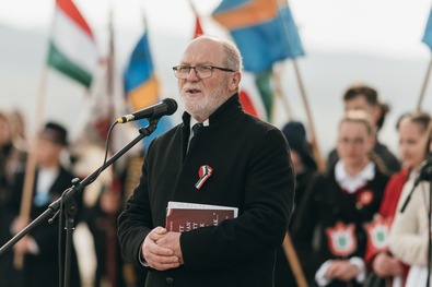 Benkő Levente idén is a véceri megemlékezés egyik szónoka volt. Fotó: Barót város polgármesteri hivatala
