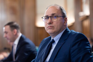 Két csűrben csépelnek