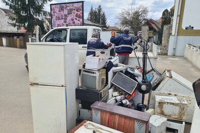 Elektromos hulladékot gyűjtöttek szombaton Baróton. Fotó: Facebook / ZIKE Egyesület