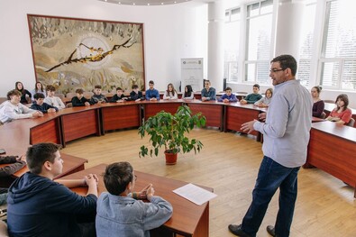 A megyei önkormányzathoz látogató diákokat Gáj Nándor fogadta. Fotó: Facebook / Diákok éve – Anul liceenilor 2026