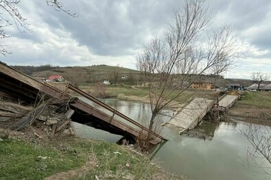 Az összeomlott erősdi közúti átkelő. Fotó: Adrian Jătăreanu