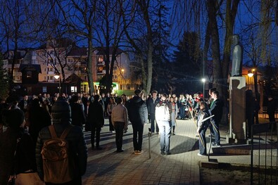Fáklyás megnyitóünnepség a Csoma-szobornál. Fotó: Bodor János