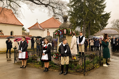 Szombaton Csomakőrösön megkoszorúzták Kőrösi Csoma Sándor szobrát. Fotó: Bodor János