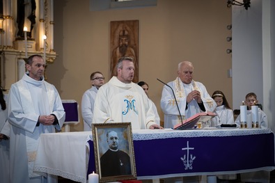 Szecsete Zoltán, Obermájer Ervin István és Bereczi István plébánosok a megemlékező szentmisén. Kertész Attila felvételei