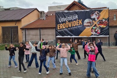 A kézművesek, helyi termelők mellett fellépők is színesítették a vásárt. Fotó: Facebook / Benedek Huszár János
