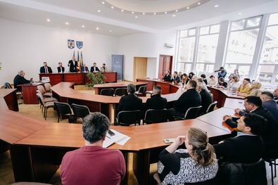 Szakmai értekezés romakérdésben önkormányzatok, intézmények, civil szervezetek képviselőinek részvételével. Fotó: Erdélyi Református Cigánymisszió
