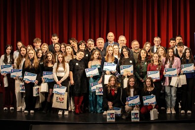 A verseny résztvevői a zsűri és a Rotary Klub tagjaival. Fotók: Tofán Maya