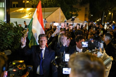 Magyar Péter, a Tisza Párt elnöke zászlóval érkezik a párt eredményváró rendezvényére az országgyűlési választásokat követően a budapesti Batthyány térre. Fotók: Facebook / TISZA Párt