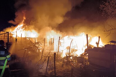 Több faépületet is el kellett oltaniuk a tűzoltóknak.  Fotó: Kovászna Megyei Sürgősségi Felügyelőség
