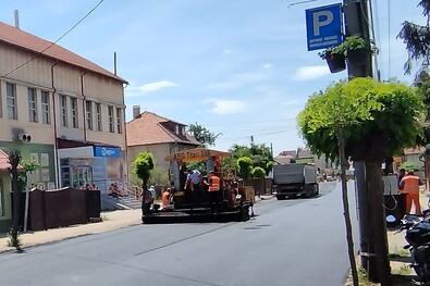 A nagyon forgalmas Dózsa György utcában 2023 júniusában újult meg az aszfaltréteg. A szerző archív felvétele