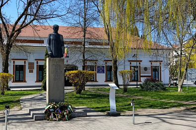 Kovászna belvárosában, a városi művelődési ház épületében működik ideiglenesen a polgármesteri hivatal a városháza felújítása idején. Fotó: Bodor János