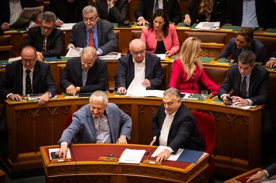 Orbán Viktor visszaadja mandátumát
