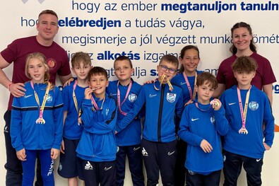 Virág András és Baranyi Zsófia edző a háromszéki karatésok társaságában. Fotó: Sport-All Sport Club