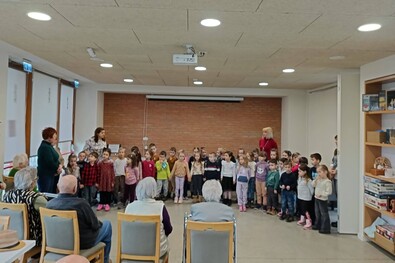 A Pinocchio Óvoda gyermekei a húsvéti ünnepek alkalmából keresték fel és köszöntötték az idősotthon lakóit. Fotó: Facebook / Szilvássy Carola Szeretetotthon