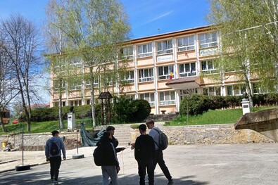 Diákok a Baróti Szabó Dávid Középiskola udvarán. Fotó: Böjte Ferenc