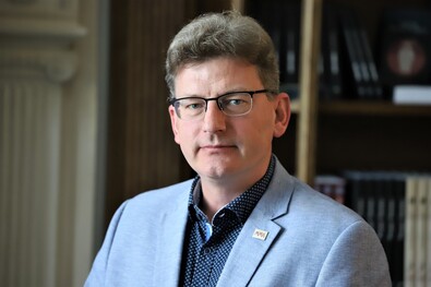 Művészek között egy köztisztviselő (Beszélgetés Richly Gáborral, a Magyar Művészeti Akadémia főtitkárával)
