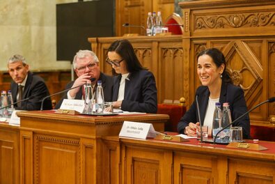 Orbán Anita külügyminiszter-jelölt (jobbról) kinevezés előtti meghallgatásán az Országgyűlés európai ügyek bizottságának ülésén az Országházban. Fotó: Facebook / Orbán Anita