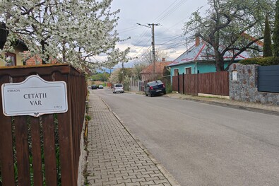 A Vár utca a Bálványos utcából nyílik. Fogyasztásra alkalmas az ivóvíz. A szerző felvétele